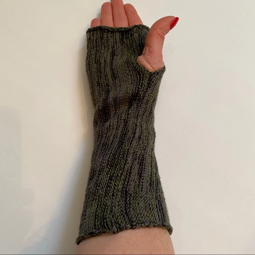 N/A black yarn gloves